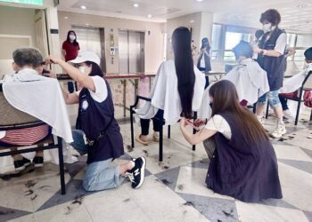 嘉市衛生局攜手美髮師及崇仁學生投身義剪　感受社會正向影響力