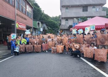 影音/悠遊步道嚐美食 烏塗社區百人植物染活動令人驚艷