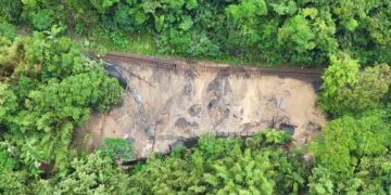 影音/豪雨狂炸平溪線嶺腳車站鐵軌附近路基淘空 平溪線暫停營運