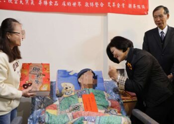 張麗善探視身障退伍人員　感謝各界暖贈電動床