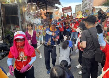媽祖陸巡首站頭城　鑽轎腳民眾擠爆開蘭路
