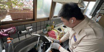 熱血役男出任務!蘆洲區長領軍為獨居長輩大掃除 暖心送禮迎接馬年