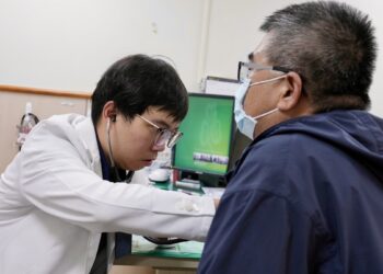 阿公陽台抽菸害孫反覆咳嗽 三手菸看不見更傷肺