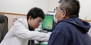 阿公陽台抽菸害孫反覆咳嗽 三手菸看不見更傷肺