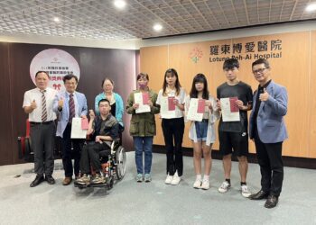 克服腦性麻痺與肢體重度障礙 佛大公事系學生林瑞麟和白鈞勇敢面對人生