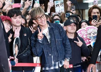 木村拓哉來了！男神機場穿搭帥翻　時隔七年訪台「百名粉絲守候接機」