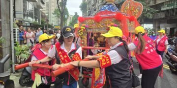 影音/粉紅超跑來了 媽祖駕到吸引信眾前來新北祈福平安