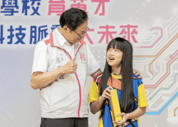 張善政出席林森國小市長獎合影 勉勵畢業生持續自律 追求卓越