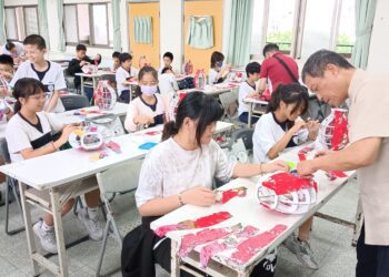 影音/從傳統走向文創 林朝欽走入宜蘭校園分享燈籠創意