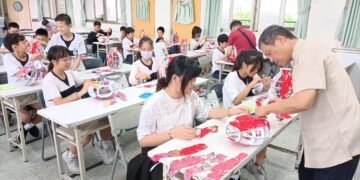 影音/從傳統走向文創 林朝欽走入宜蘭校園分享燈籠創意