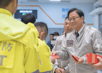 張善政辭歲感恩府內同仁 大派「龍平安」福袋送祝福