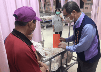新北市老人會赴台東旅遊遭蜂螫意外受傷 新北市府緊急南下探視並贈慰問金
