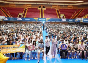 受邀至義守大學「新生定向營」演講　黑嘉嘉：人生如棋、落子無悔