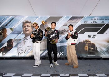 小布《F1電影》飆演技也飆車技！玖壹壹搭超跑熱血現身首映、鐵粉春風爽喊圓夢
