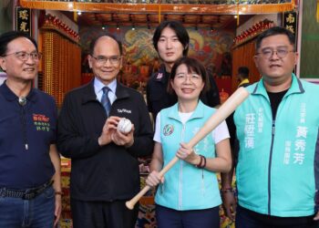 立法院長游錫堃南瑤宮參拜　贈球棒挺黃秀芳 盼綠4女將全壘打