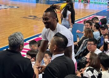 影/「魔獸」霍華德拍影片向台灣球迷拜年 卻拿成兔年春聯!?