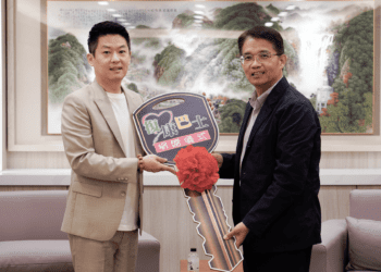 取之於社會回饋社會 東風航空捐高頂復康巴士給新北市