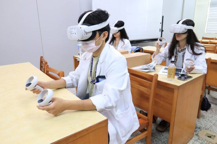 ▲中醫學院提升教學品質，建構VR針灸虛擬實境教學系統。（圖／中國醫藥大學提供）