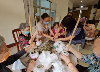 榮家長輩手作香草敲打棒　一起DIY體驗芳香療癒樂趣