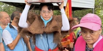 八堡圳跑水節登場　柯呈枋披簑衣引水　