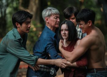 「泰國影帝」肌肉炸裂提槍狂射厲鬼，二頭肌守護家人！