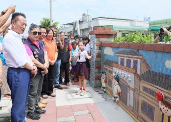 藝術走進社區　東榮國小打造罕見大型拼貼牆