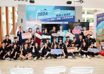 嘉義縣代表隊參加土耳其FRC機器人競賽　翁章梁行前授旗祝福