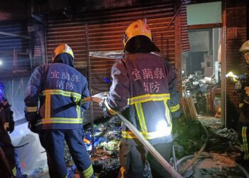影音/羅東凌晨民宅火警 消防人員救出四人