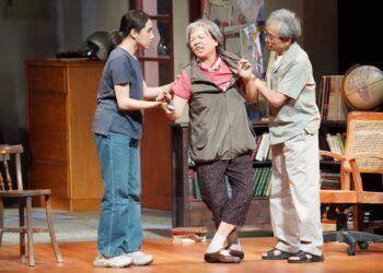 綠光劇團《八月，在我家》衛武營登場　兩層樓真實舞台揭家庭傷痕