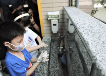 防疫不鬆懈!新北校園啟動全面消毒 口罩、洗手、疫苗不可少