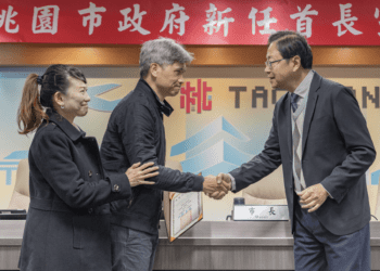 張善政頒發無形文化資產證書 感謝努力保存文化、傳承發揚工作者