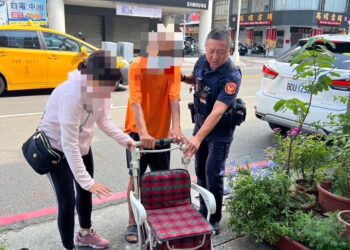 老翁路口徘徊不敢過馬路　暖警發現主動一路護送返家
