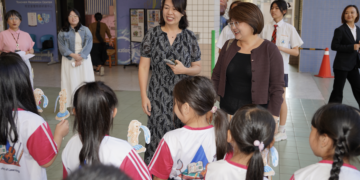 「大使校園開講」星國代表符秀麗赴青山國中小分享雙語政策與多元文化
