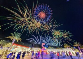 2024花蓮太平洋燈會 鄉親領取提燈與福袋樂開懷