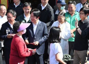 陪同副總統賴清德發放福袋 陳其邁獻祝福 邀民眾賞小鴨遊港