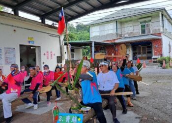 鳳林鎮山興文健站陸上龍舟賽 創意十足長者樂翻