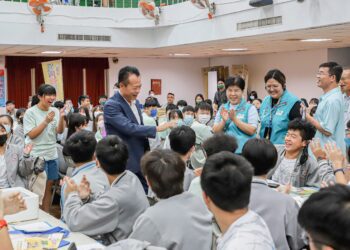 國中教育會考第一天　翁章梁視察考場為學生打氣