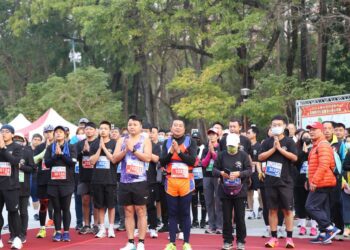 「與神同行」嘉義城隍廟路跑 吸引千名健康愛好者參與