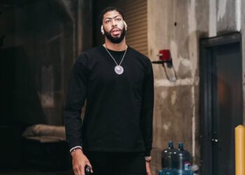 影/《NBA》「一眉哥」戴維斯獨行俠首秀繳神獸表現後竟傷退 腿部拉傷至少休一個月