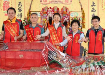 許淑華參與受天宮擔米糕桃祝壽及開香揭桃儀式
