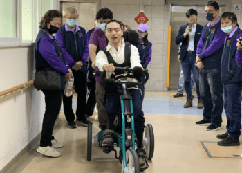 愛心協會捐贈復健三輪車 八里愛心教養院院生首度享受騎車樂趣
