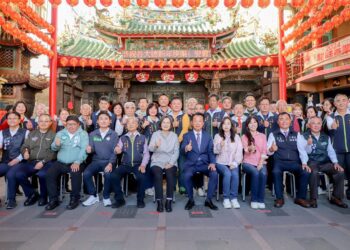 嘉義迎春送福　大林安霞宮擠爆人潮　民眾搶拿總統紅包