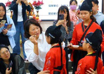 嘉市公益古禮抓週暨學童開筆禮儀式　黃敏惠祝福萌娃、學子幸福成長