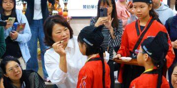 嘉義市公益古禮抓週暨學童開筆禮儀式　黃敏惠祝福萌娃、學子幸福成長