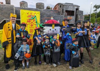 彰化「精靈愛扇庫．軌城奇談」搞怪登場　市長也「搞怪」-穿上殭屍裝「嚇人」