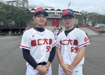 輔大棒球冠軍隊繞校遊行接受喝采　3位隊員將投入中職選秀