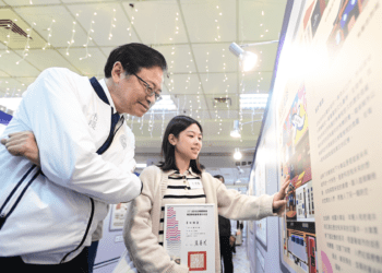 桃園2050夢幻都市 張善政頒獎肯定學生創意 鐵路騰空廊道競圖綻放未來景象