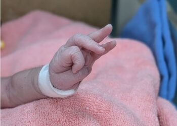 32週早產兒雙腳先露命懸一線 安泰醫院跨團隊接力搶救母子均安