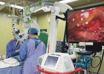 脊椎手術所需使用醫材琳瑯滿目　醫師呼籲：術前多聽多看跟醫師做充分的討論