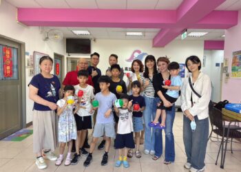 藝術義賣化愛為行動 劉柱均捐贈二萬元助路竹小天使